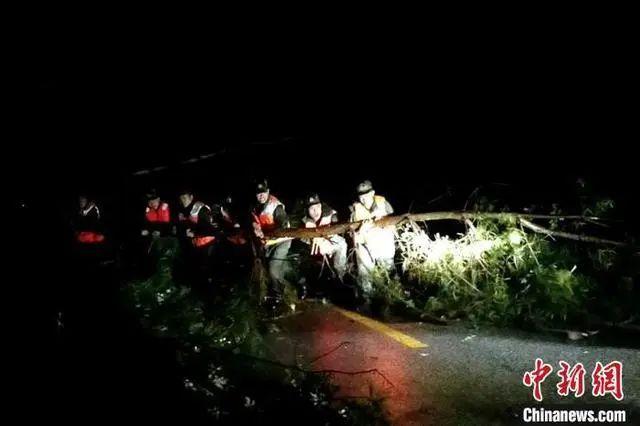 暴雨致貴州惠水發生嚴重洪澇,武警連夜轉移200余人