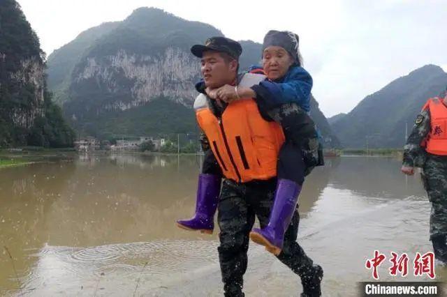 暴雨致貴州惠水發生嚴重洪澇，武警連夜轉移200余人