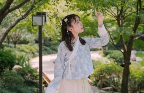 漢服租借細則   1.社會團體、校園學生社團向本社團租借漢服時，需出示租借人本人有效身份證件，告知租借人有效聯系方式并簽署“漢服租賃協議（紙質版）”，一式兩份。由本人與租借漢服負責人共同簽署，簽署生效。   2.租金每套每天50元，押金每套50元，押金和租金在取走漢服時一次收取，在歸還漢服時確認無誤后扣除租金返還。   3.為保證租借及時，租借方需提前3日（含）以上聯系社團負責人?！咀饨?套以上，需提前5天（含）以上】取、還服飾由申請方負責人到社團負責人指定地點進行。   4.由于租借方原因導致漢服延期歸還，按天計費收取租金。   5.租借程序完成后，如因租借方使用或保管不當而造成漢服破損、丟失，歸還時按照原價賠償，并進行不良記錄登記。（附表：衣服原價清單）   6.租借的漢服需洗干凈歸還，不可有油漬、污漬、汗漬，且夏天的服裝需清洗干凈后歸還，如歸還時有污損需支付相應的清洗費，如有污染每件收洗滌費10元，嚴重污染的可拒收并按丟失處理。    7.租借的服裝只限本人使用，不得轉租借他人，如發現將取消租借資格并不退押金且進行不良記錄登記。