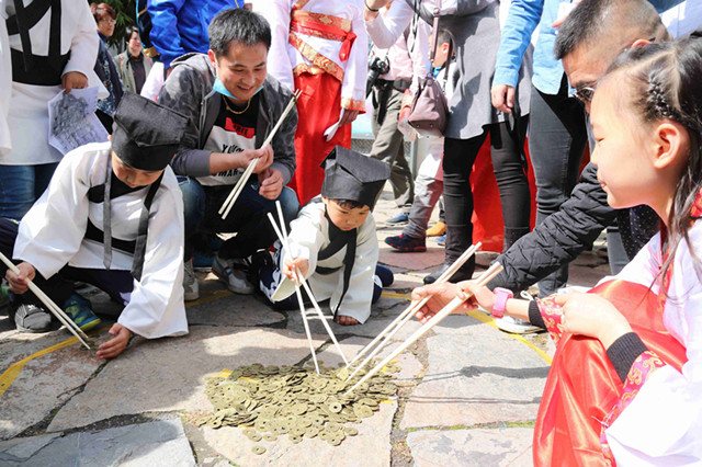 射洪高中學(xué)生王俊萍 欲將漢服文化發(fā)揚(yáng)光大