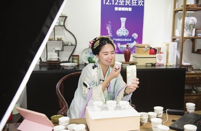 李雅婷穿漢服在淘寶直播賣瓷器