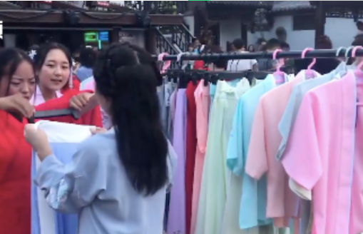 18歲高三女生麒麟擺攤賣漢服和漢服配飾