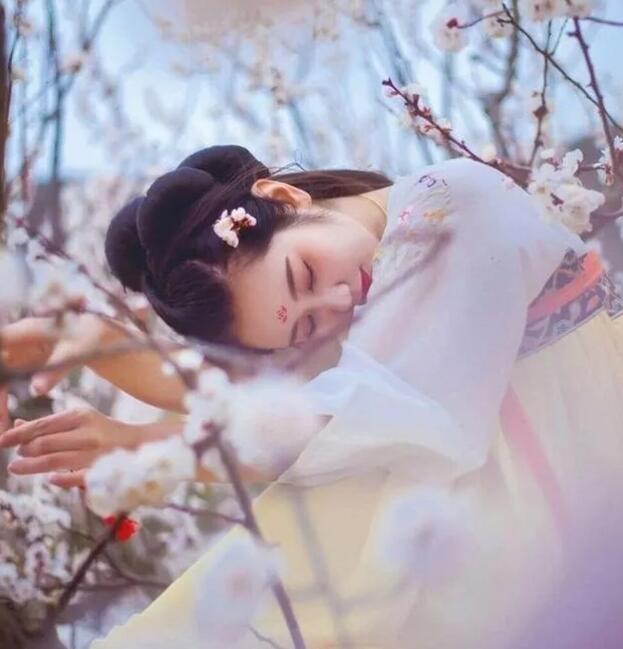漢服拍照姿勢裝睡