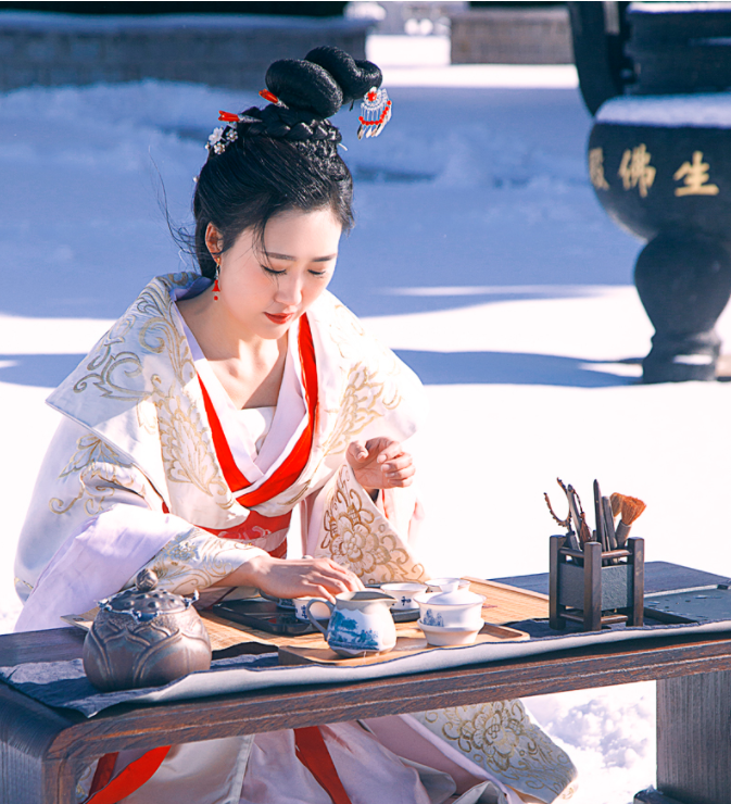 據說，“以雪烹茶，香氣清凝，心神可守得寧靜”，或許古人沒有我們現在這么多的物欲困擾，因此，也就比我們更懂的珍視當下的美好。南山下，清心寡欲的心境是得到幸福最簡單的方法。