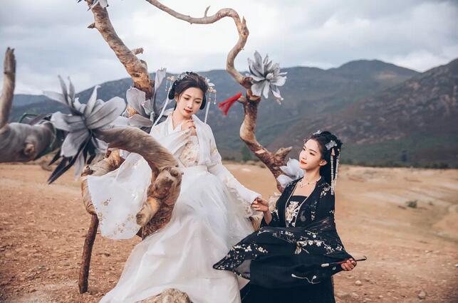 黑白配色的漢服