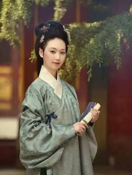 交領(lǐng)右衽的漢服