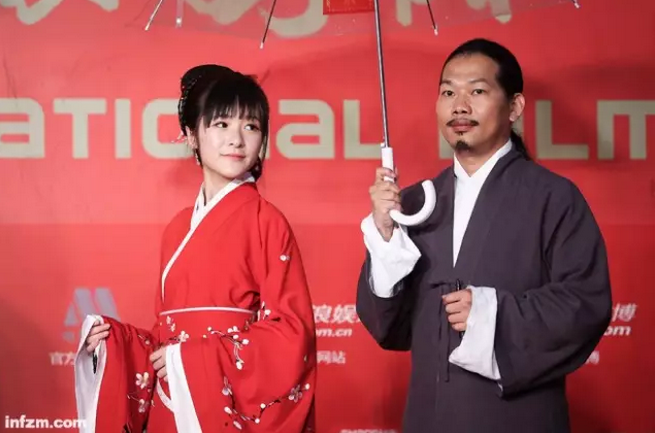 小妍身著艷麗秀美的漢服