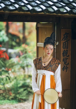 袒領襦（衫）裙