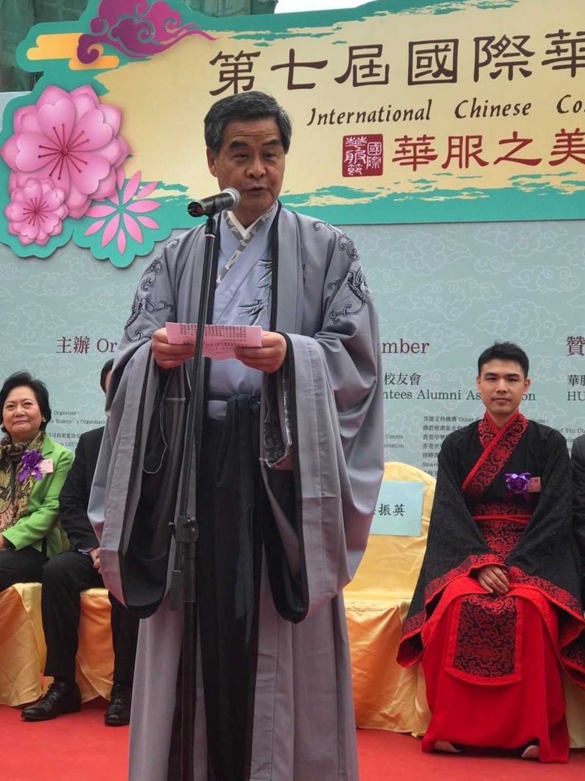  梁振英著漢服參加華服節 稱“正裝不只西裝領帶”