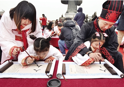 西安百名學(xué)童穿漢服讀經(jīng)典 行開筆禮 迎新學(xué)年