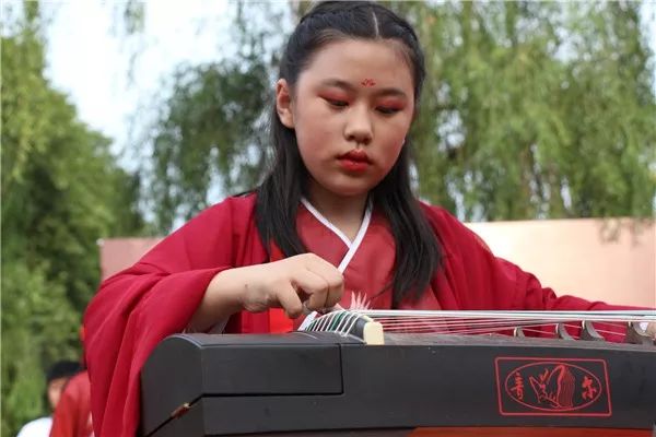 漢唐的交領(lǐng)長(zhǎng)衫褙子套裝