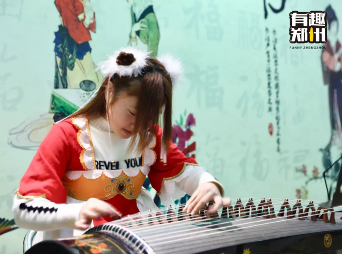 徐嬌穿上改良的交領(lǐng)襦裙，花紋像極光一般，站在陽(yáng)光底下，顯得膚色白皙身材高挑。