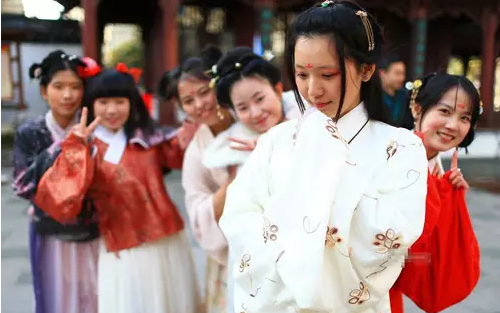 學(xué)習(xí)漢服穿著和禮儀