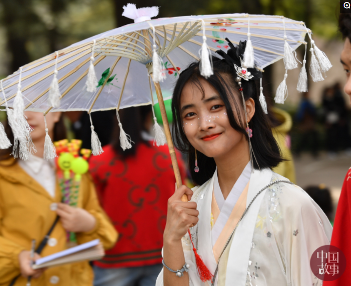 鄭州百人漢服愛好者慶祝“花朝節” 穿上漢服小姐姐美如花神！