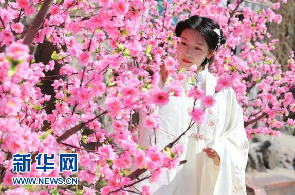 穿漢服打卡北京歡樂谷