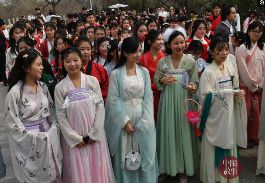 200多位漢服愛好者，相聚在鄭州市紫荊山公園