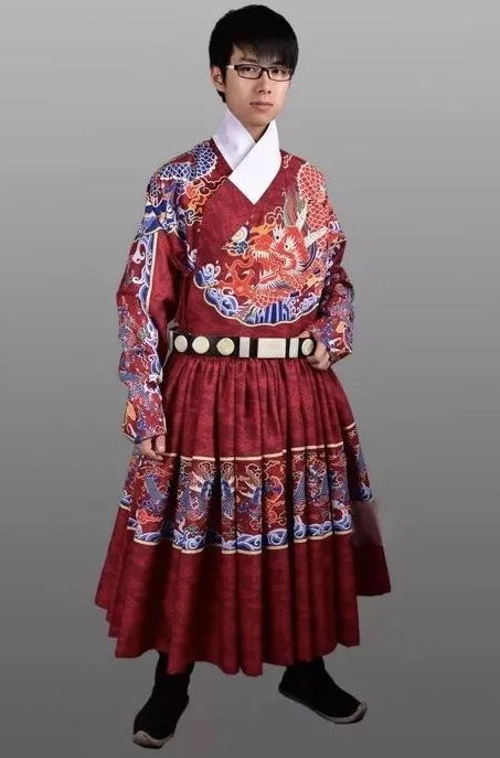 貼里同樣為交領右衽的服飾