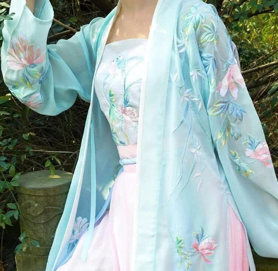 穿褙子的貴婦（宋人《瑤臺步月圖》）