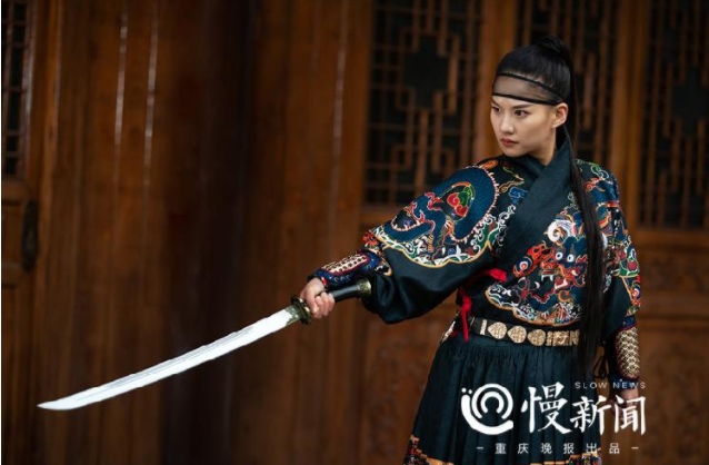 特特穿著帥氣的飛魚服上演《繡春刀》