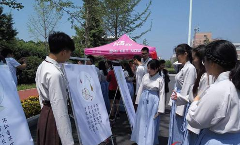 商丘師院大學生穿漢服 在路邊推廣國學