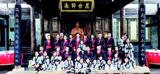 穿漢服感受國學文化 嶗山書院舉行感恩禮