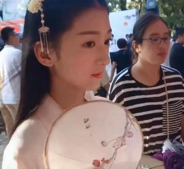 十二歲的漢服女孩兒