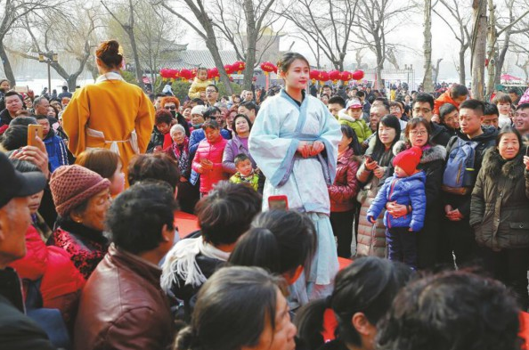 濟南大明湖畔“漢服秀” 吸引眾多游人駐足觀看