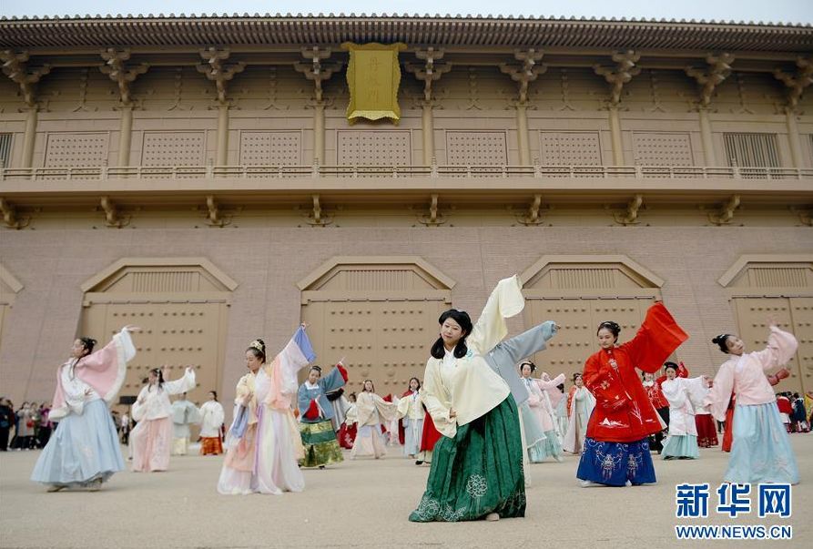 11月24日，漢服愛好者在西安大明宮國家遺址公園丹鳳門前進行表演。