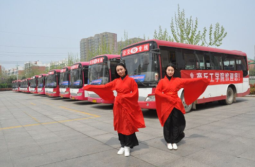 商丘一高校“漢服”迎新 呼吁關注傳統(tǒng)文化