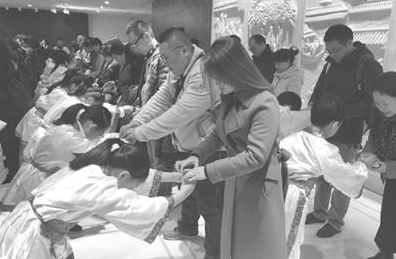 察小娃娃身著漢服共慶“成長禮”