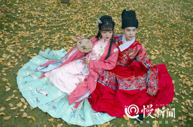 小妍和丈夫身著漢服拍婚紗照