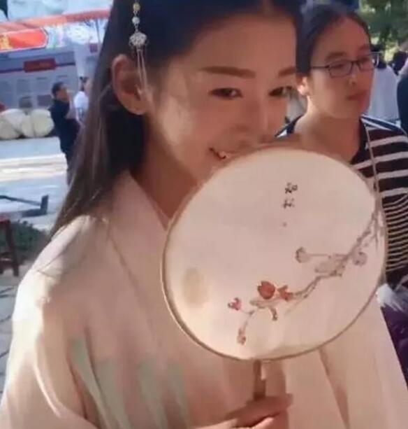 一笑傾人國的漢服女孩兒