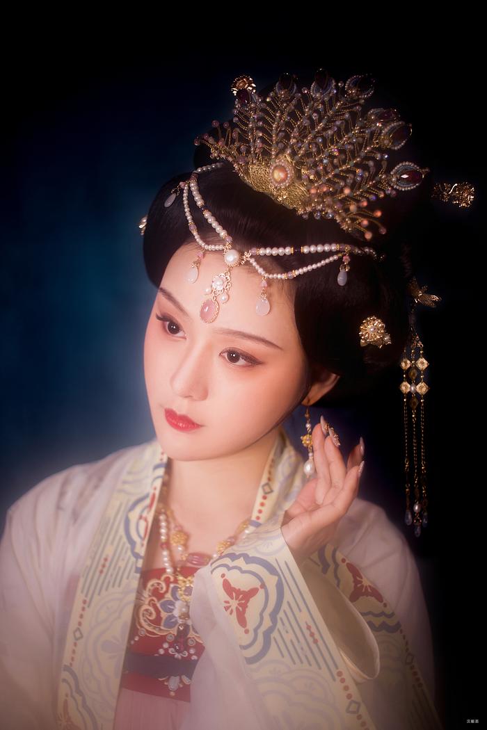 漢服傾斜頭部美人妝