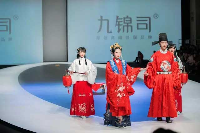 漢尚華蓮2018廣東時(shí)裝周出展——九錦司