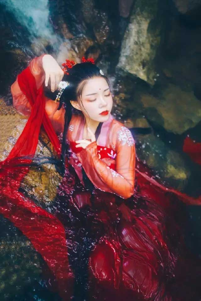 赤鱬——其狀如魚而人面，其音如鴛鴦，食之不疥。
