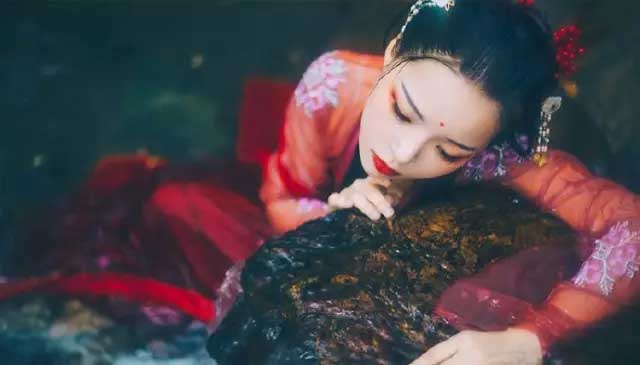 赤鱬——其狀如魚而人面，其音如鴛鴦，食之不疥。