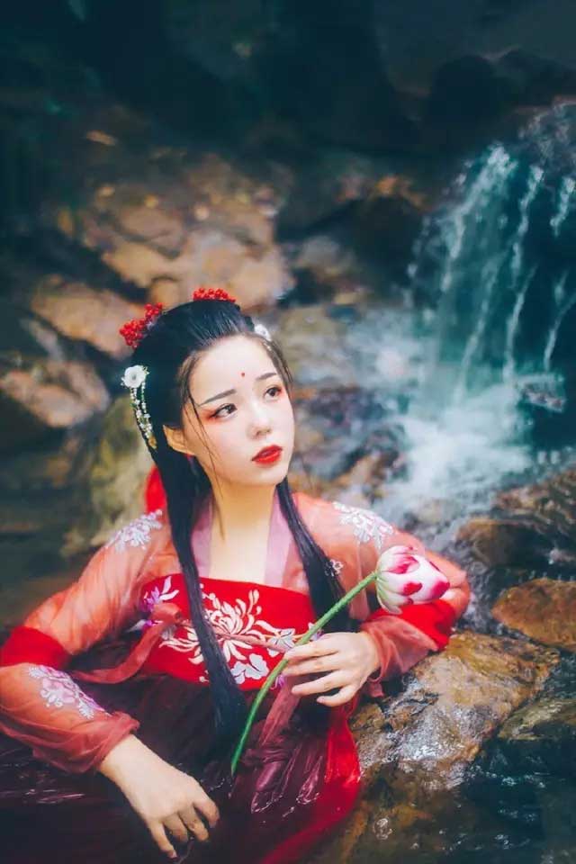 赤鱬——其狀如魚而人面，其音如鴛鴦，食之不疥。
