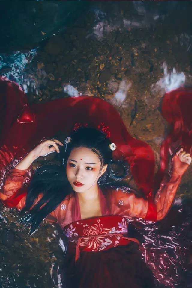 赤鱬——其狀如魚而人面，其音如鴛鴦，食之不疥。