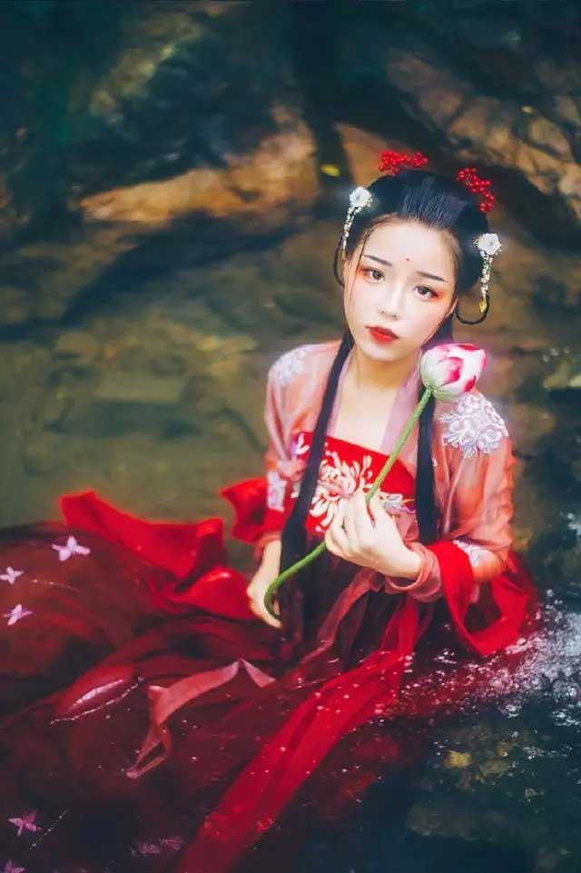 赤鱬——其狀如魚而人面，其音如鴛鴦，食之不疥。