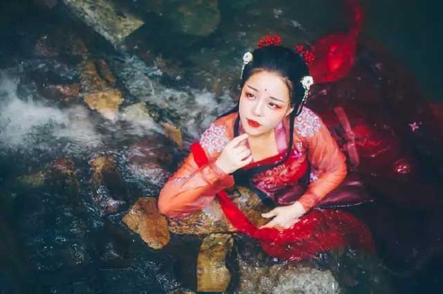 赤鱬——其狀如魚而人面，其音如鴛鴦，食之不疥。