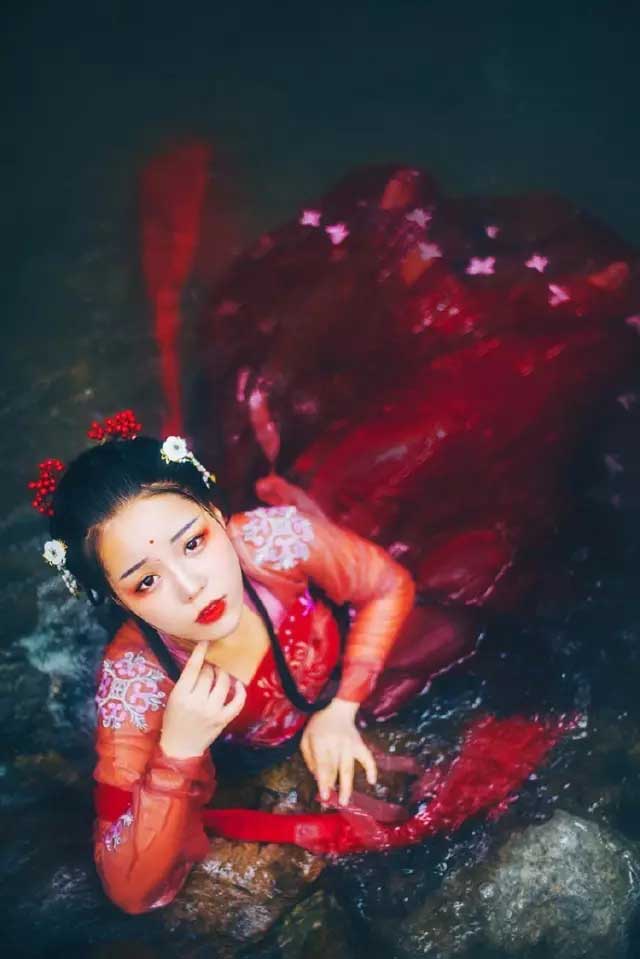 赤鱬——其狀如魚而人面，其音如鴛鴦，食之不疥。