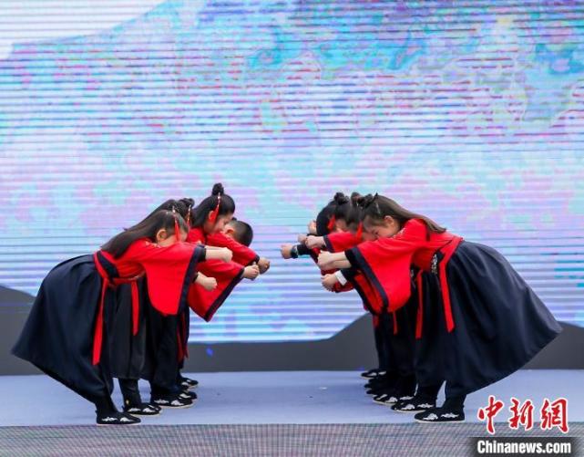 重陽(yáng)節(jié)千人著漢服“穿越千年”登高祈福