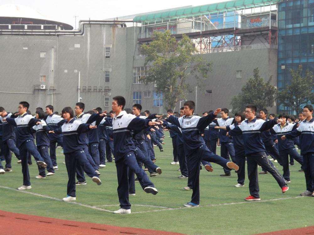 ▲幾乎做到了全國風格統一的高中校服