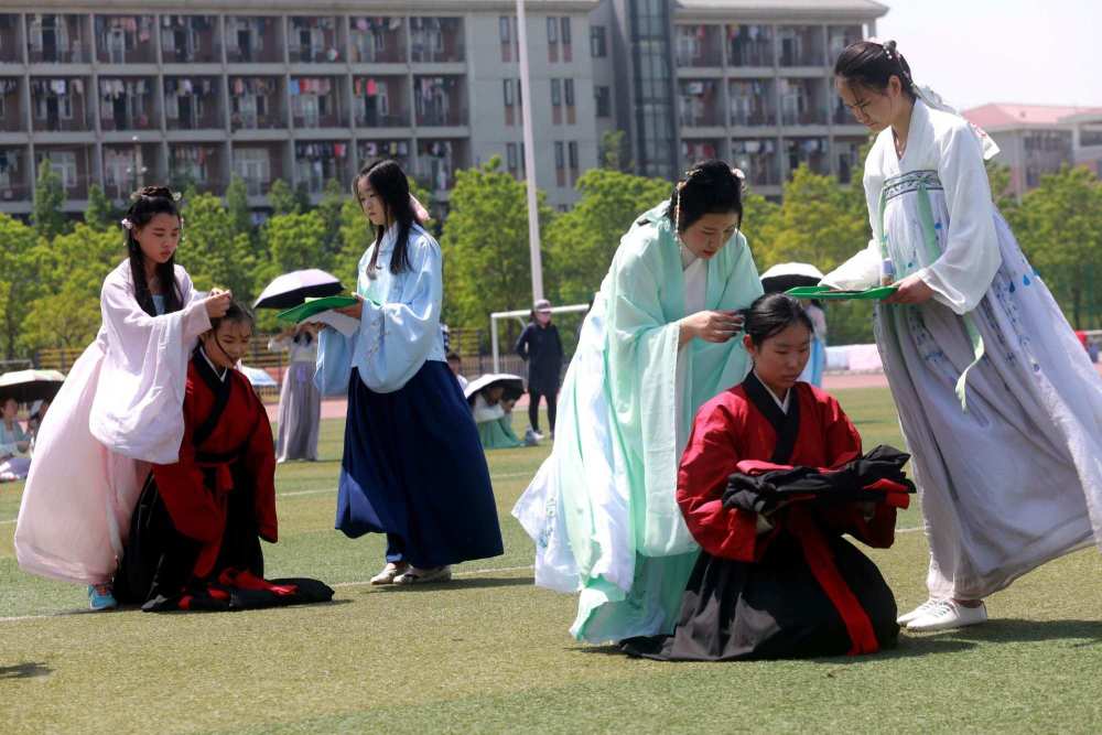 ▲河南高校大學生舉辦漢服集體冠笄禮