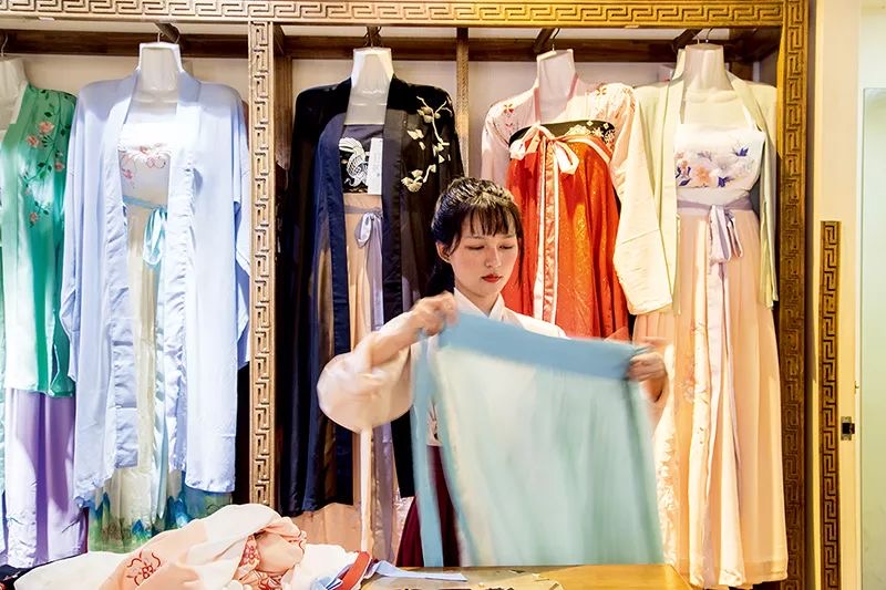 中國第一家漢服實體店，位于成都文殊坊內(nèi)。