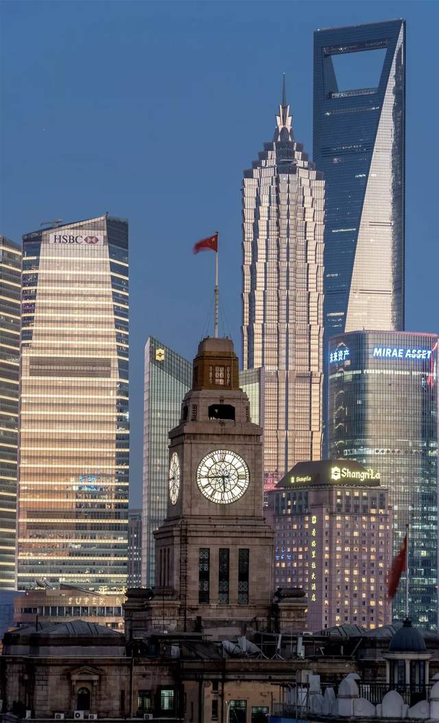 上海海關大樓，樓上的大鐘來自倫敦；以上資料參考紀錄片《航拍中國》