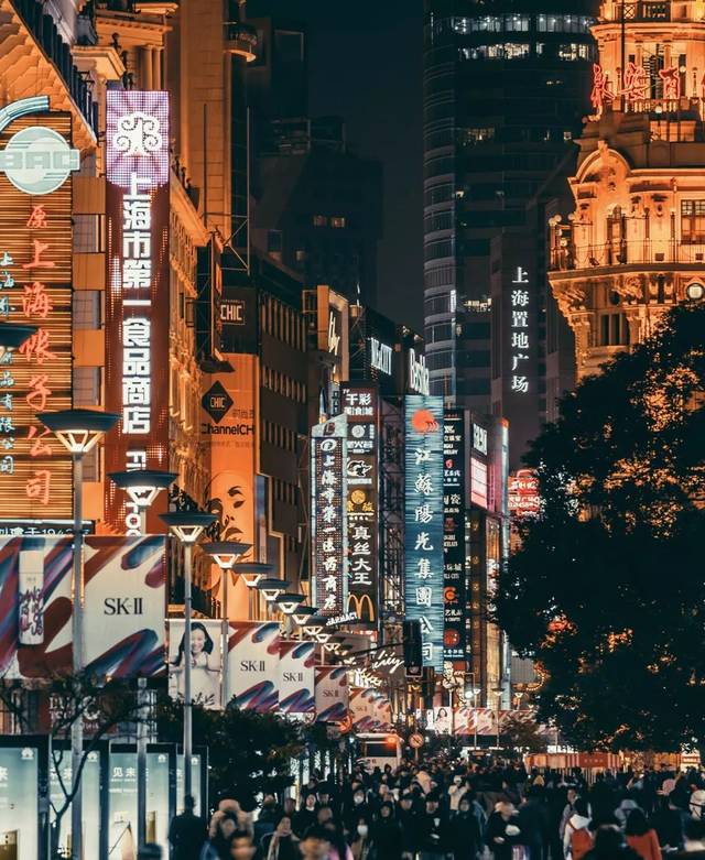 南京路上密集的霓虹燈