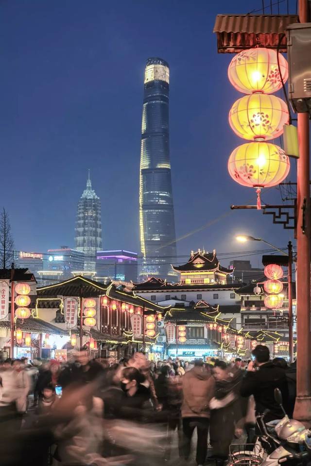 城隍廟是一座道教宮觀，用于祭祀護城之神城隍爺，下圖為城隍廟春節元宵燈會