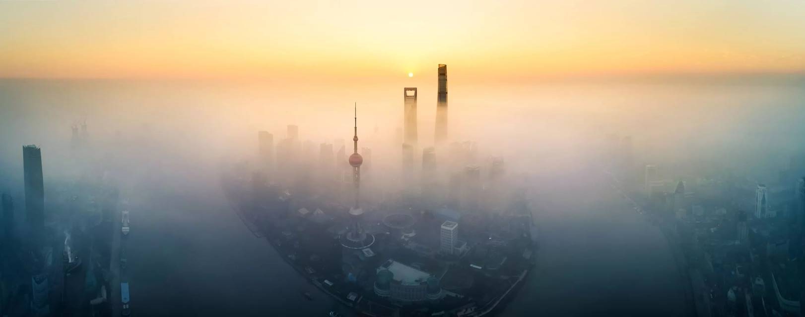 黎明的霧氣下，上海城市充滿了神秘色彩