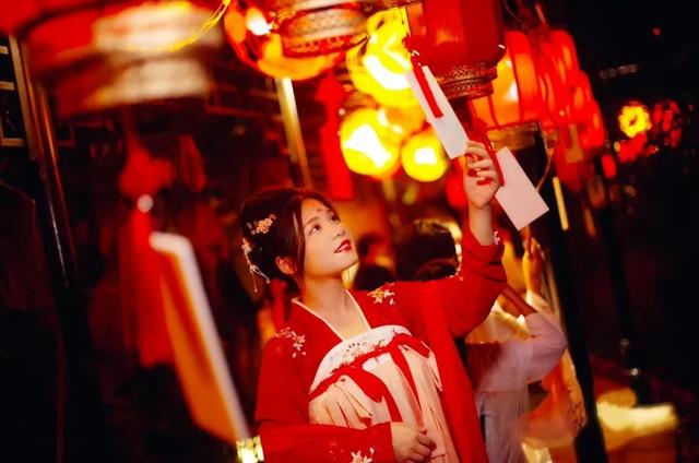 元宵燈會｜漢服遇見花燈